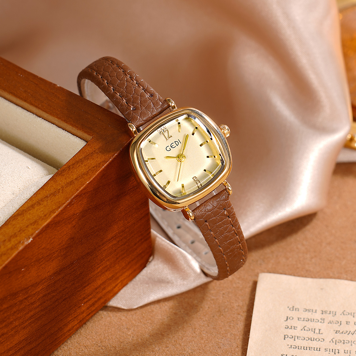 UTHAI 61018 CQ490 Eenvoud, hog - Luxury Watch Values recensie en prijs