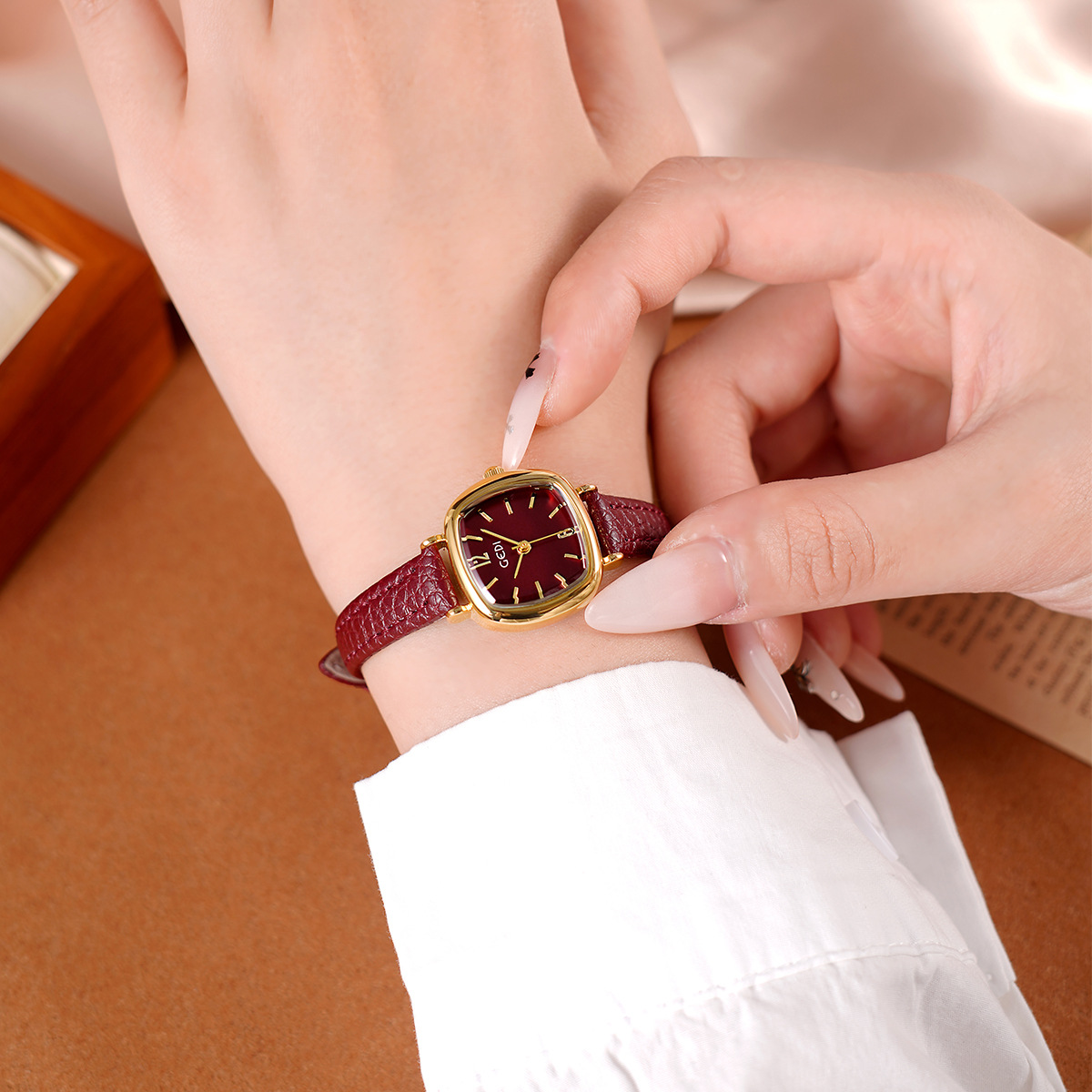 UTHAI 61018 CQ490 Eenvoud, hog - Luxury Watch Values recensie en prijs